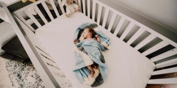 Wie man das Zimmer eines Babys gestaltet: Ein sicheres und gemütliches Refugium schaffen
