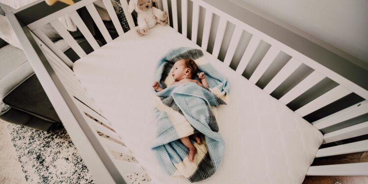 Wie man das Zimmer eines Babys gestaltet: Ein sicheres und gemütliches Refugium schaffen