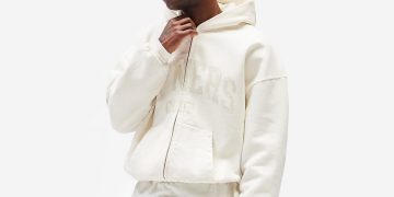 Why Fashion Enthusiasts Are Paying Attention To Represent Clothing